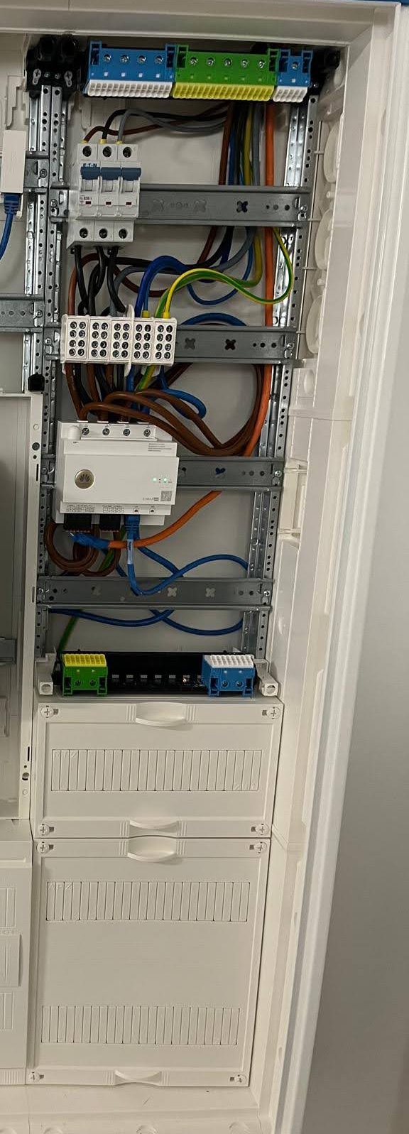 Ge&ouml;ffneter Z&auml;hlerschrank mit Steuerungs- und Energiemanagementtechnik