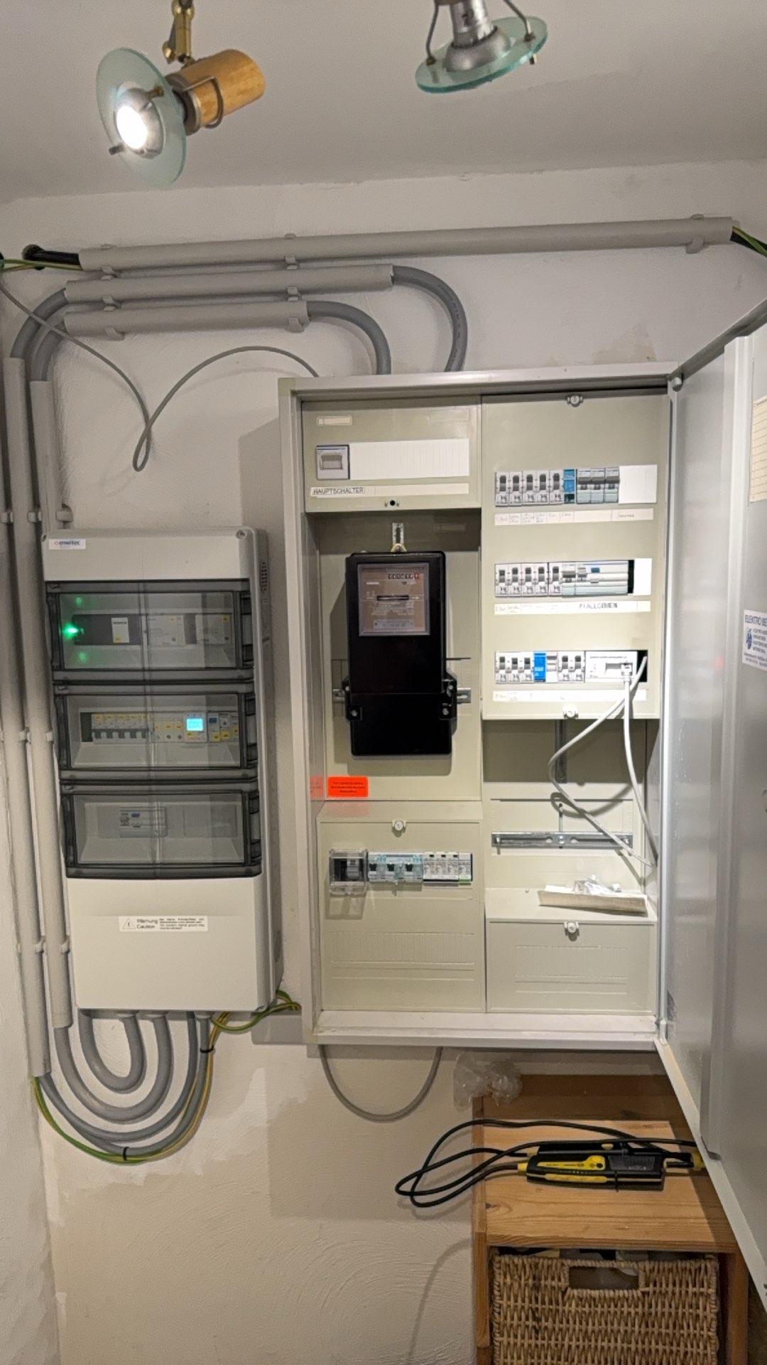 Ge&ouml;ffnete elektrische Verteilung mit Z&auml;hler und Sicherungen