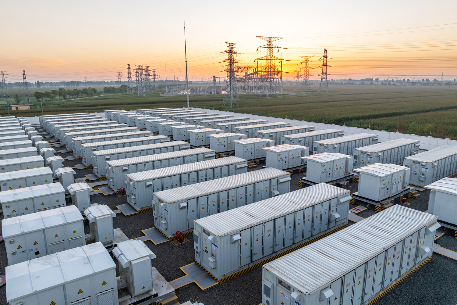 Gro&szlig;speicheranlage mit Batteriecontainern an einem Umspannwerk