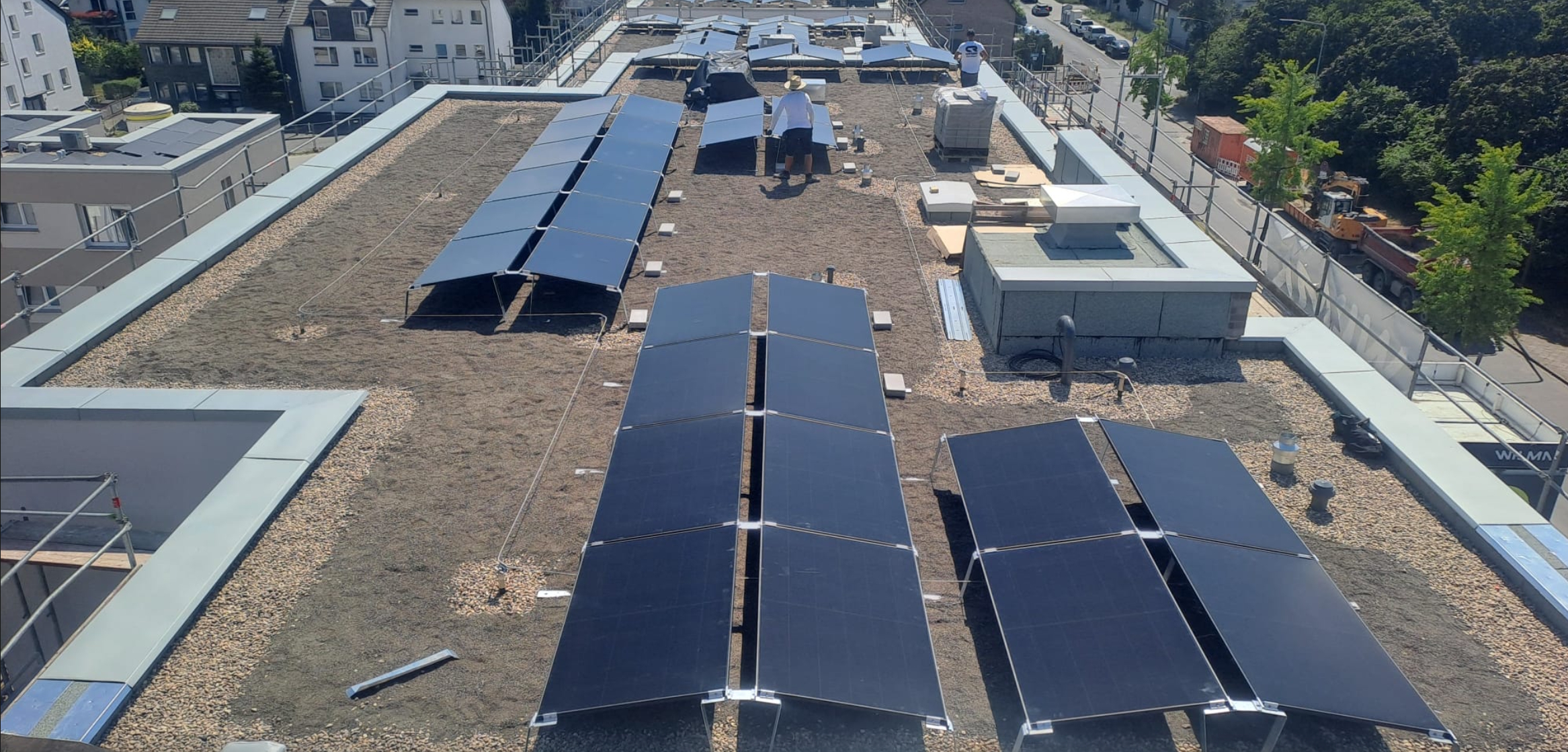 Monteure installieren Photovoltaikmodule auf einem Flachdach