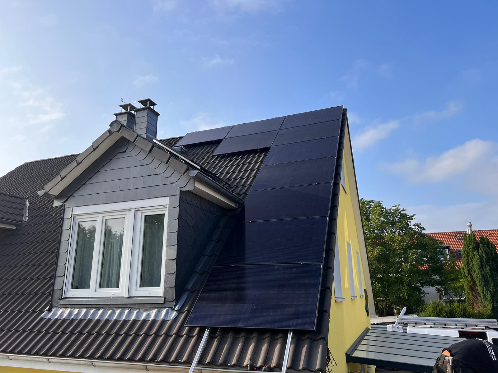 Modernes Einfamilienhaus mit Photovoltaikanlage bei Sonnenuntergang