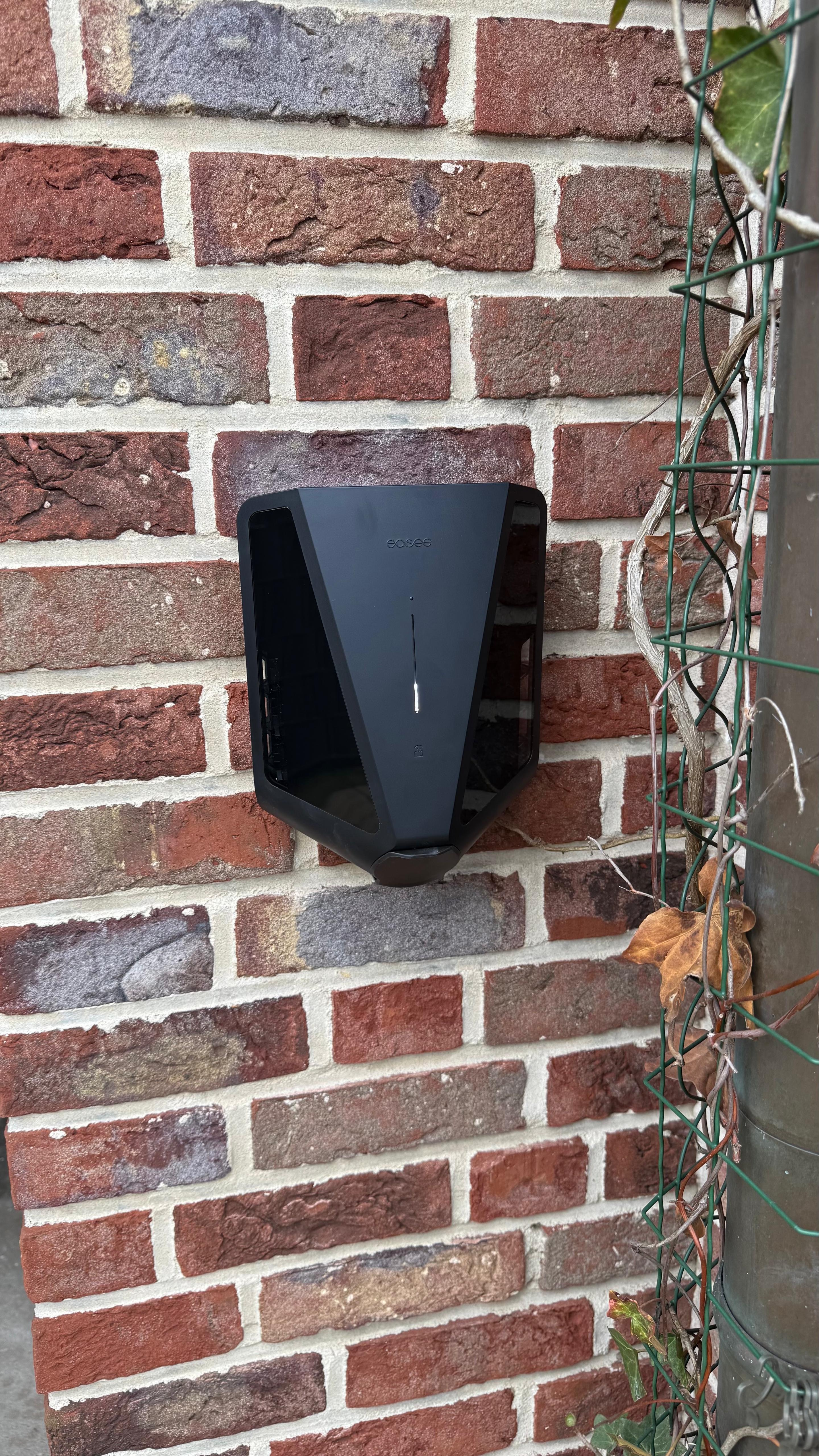 Wallbox an einer Backsteinfassade