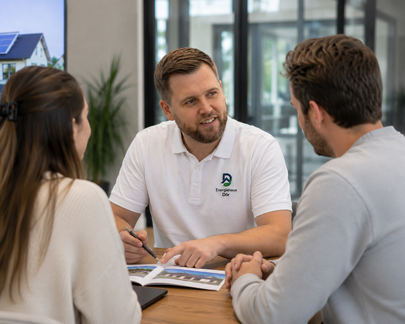 Team vor einer Photovoltaikanlage und einem Firmenfahrzeug